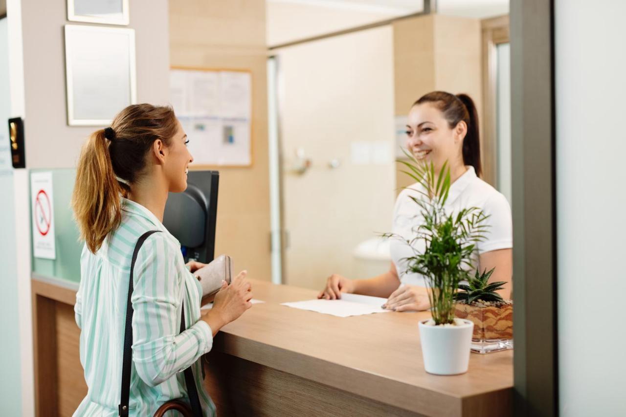 Hotel Premier Aqua - Adults Only เวิร์ดนิค ภายนอก รูปภาพ Receptionist at work