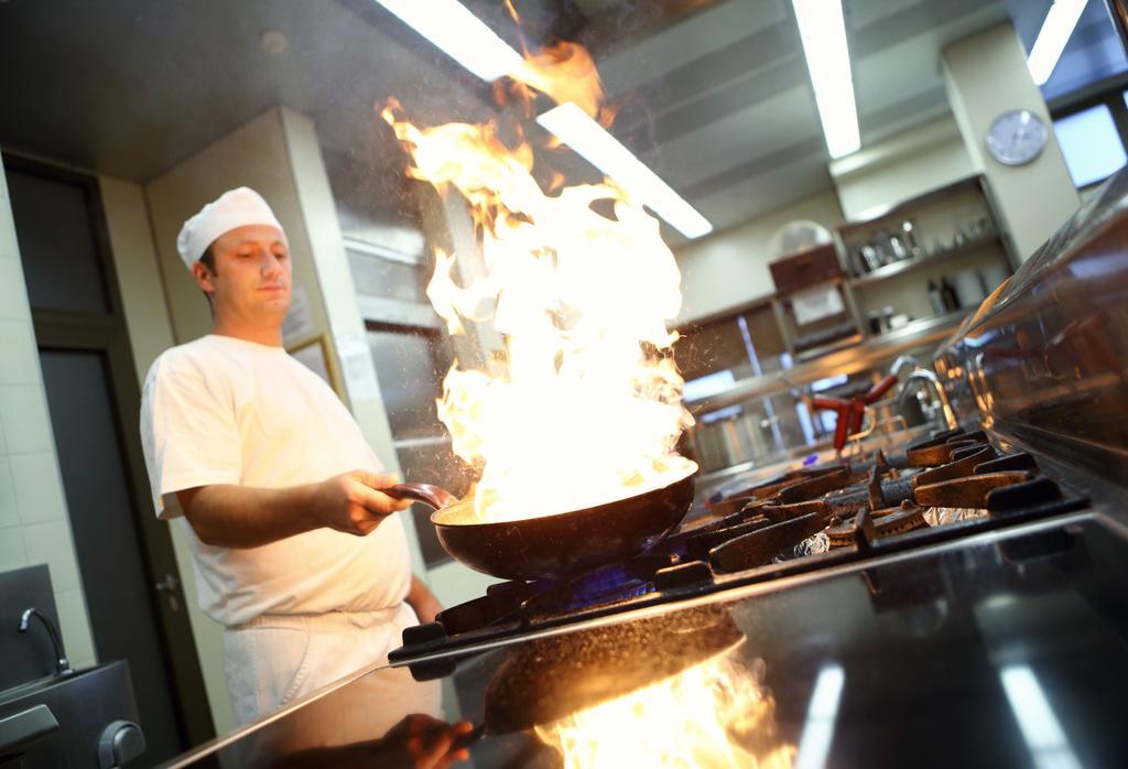 Hotel Premier Aqua - Adults Only เวิร์ดนิค ภายนอก รูปภาพ A chef cooking with a wok