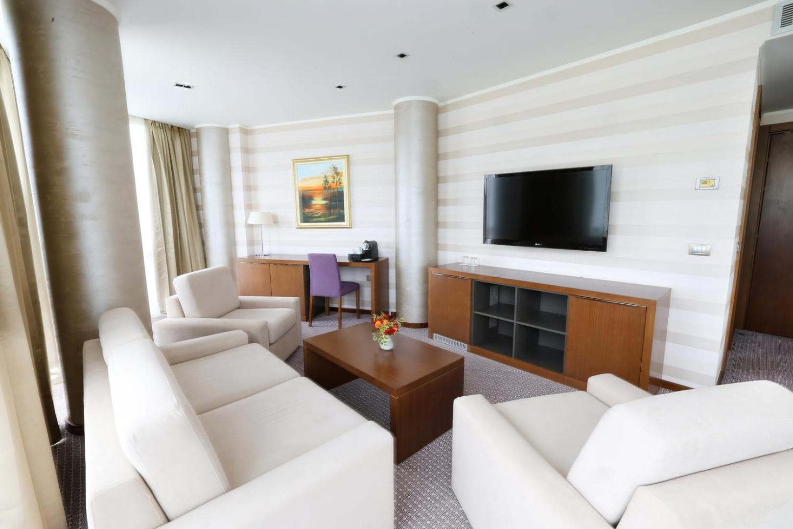 Hotel Premier Aqua - Adults Only เวิร์ดนิค ภายนอก รูปภาพ A living room in a suite at the Radisson Blu Royal