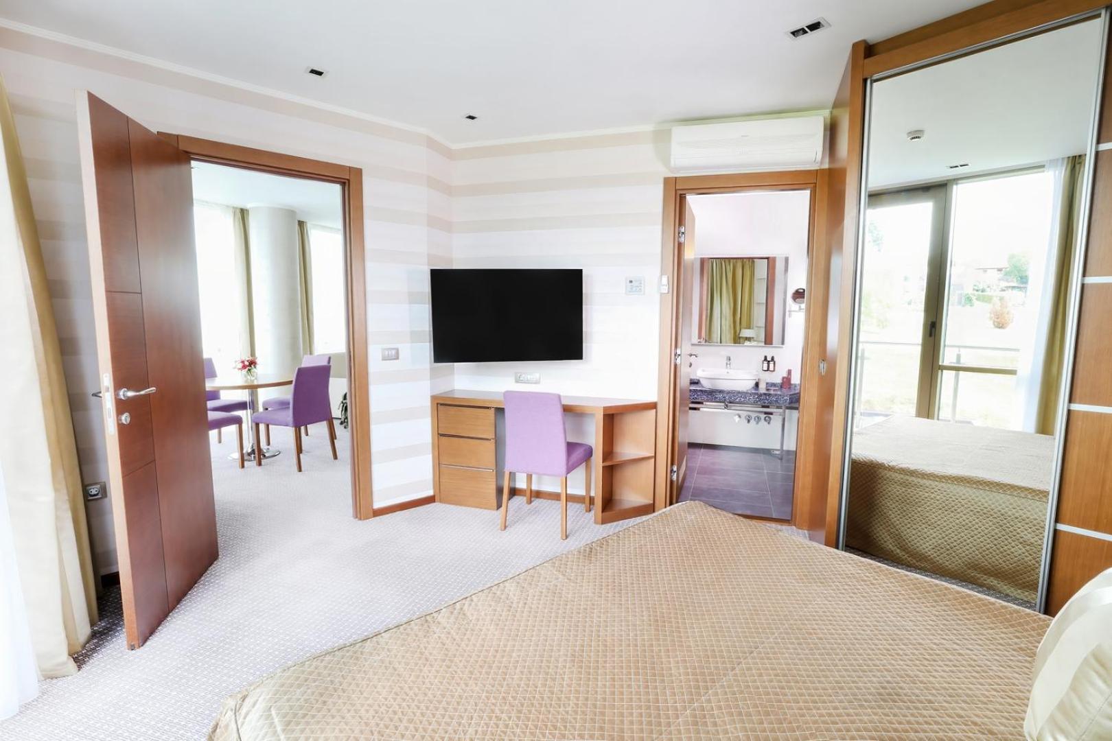 Hotel Premier Aqua - Adults Only เวิร์ดนิค ภายนอก รูปภาพ Suite at the Radisson Blu Hamburg