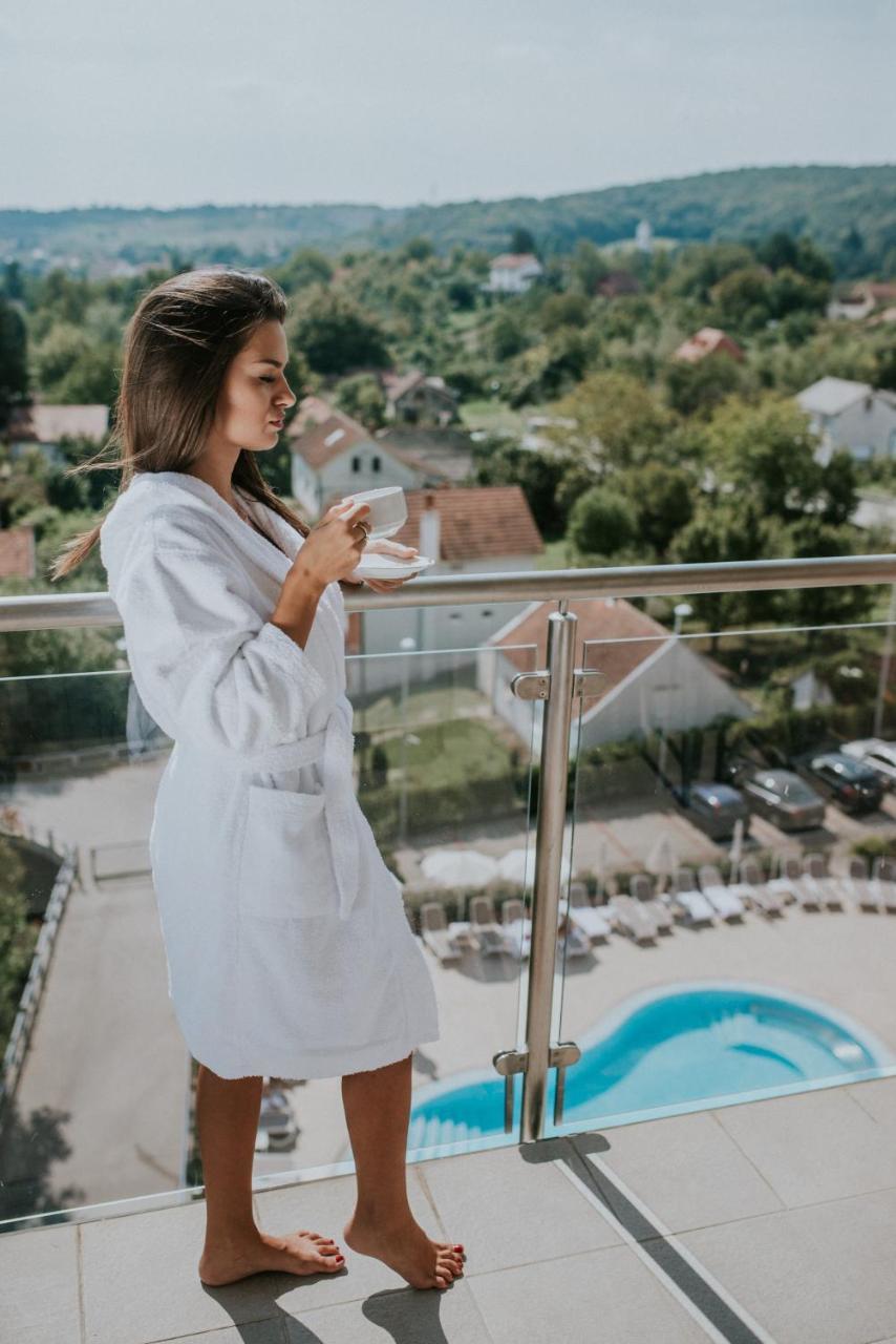 Hotel Premier Aqua - Adults Only เวิร์ดนิค ภายนอก รูปภาพ A woman wearing a bathrobe