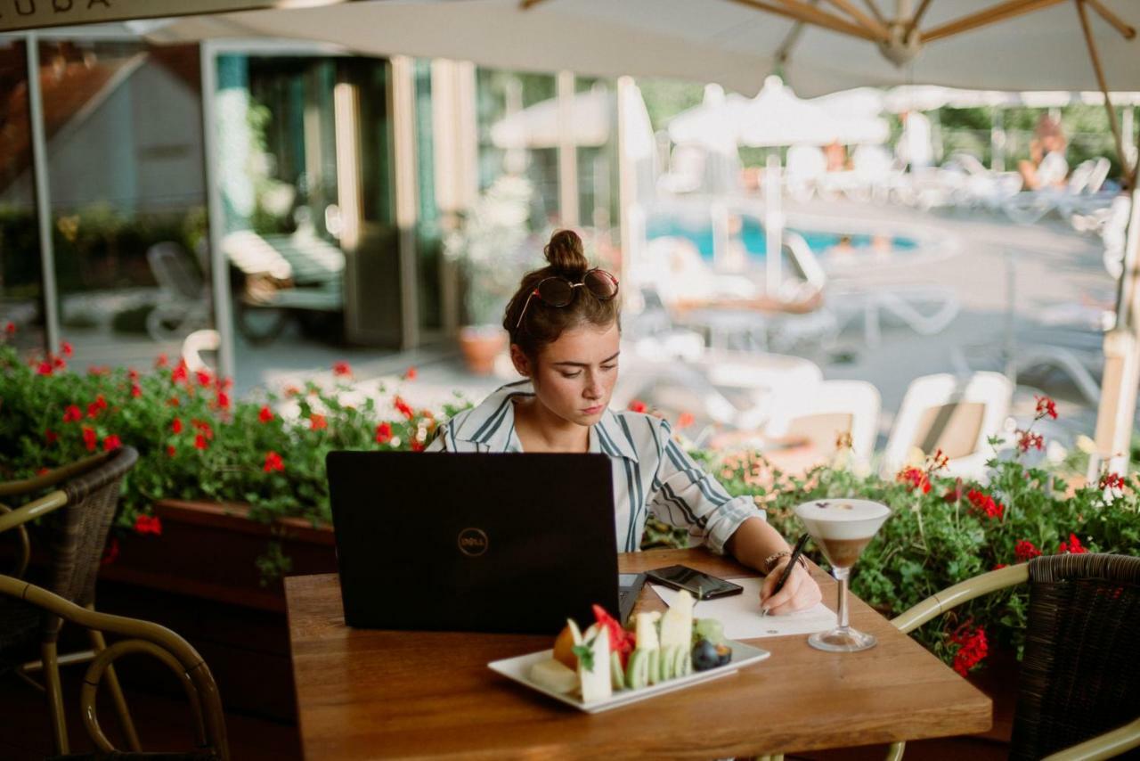 Hotel Premier Aqua - Adults Only เวิร์ดนิค ภายนอก รูปภาพ A woman working remotely