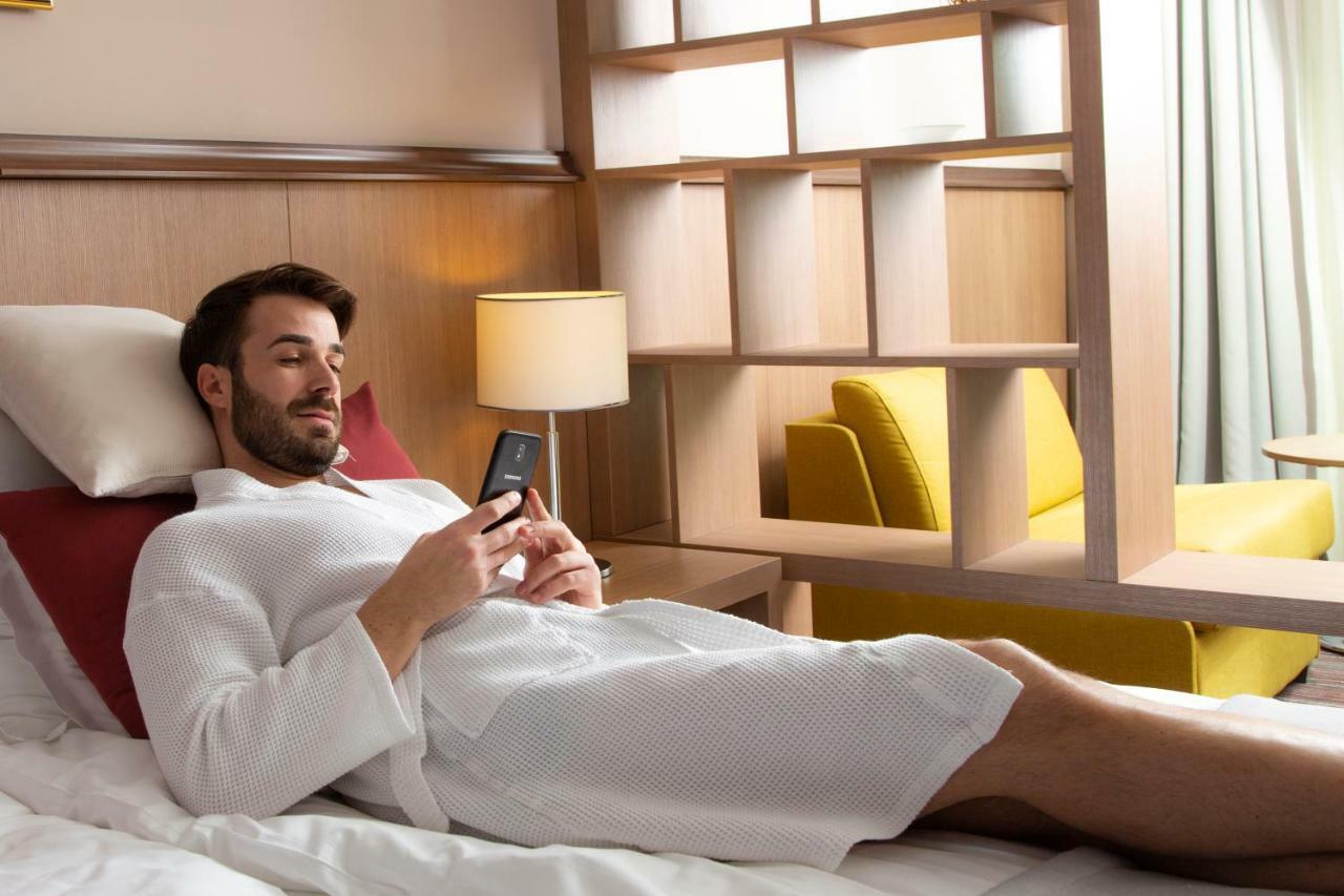 Hotel Premier Aqua - Adults Only เวิร์ดนิค ภายนอก รูปภาพ A man wearing a bathrobe